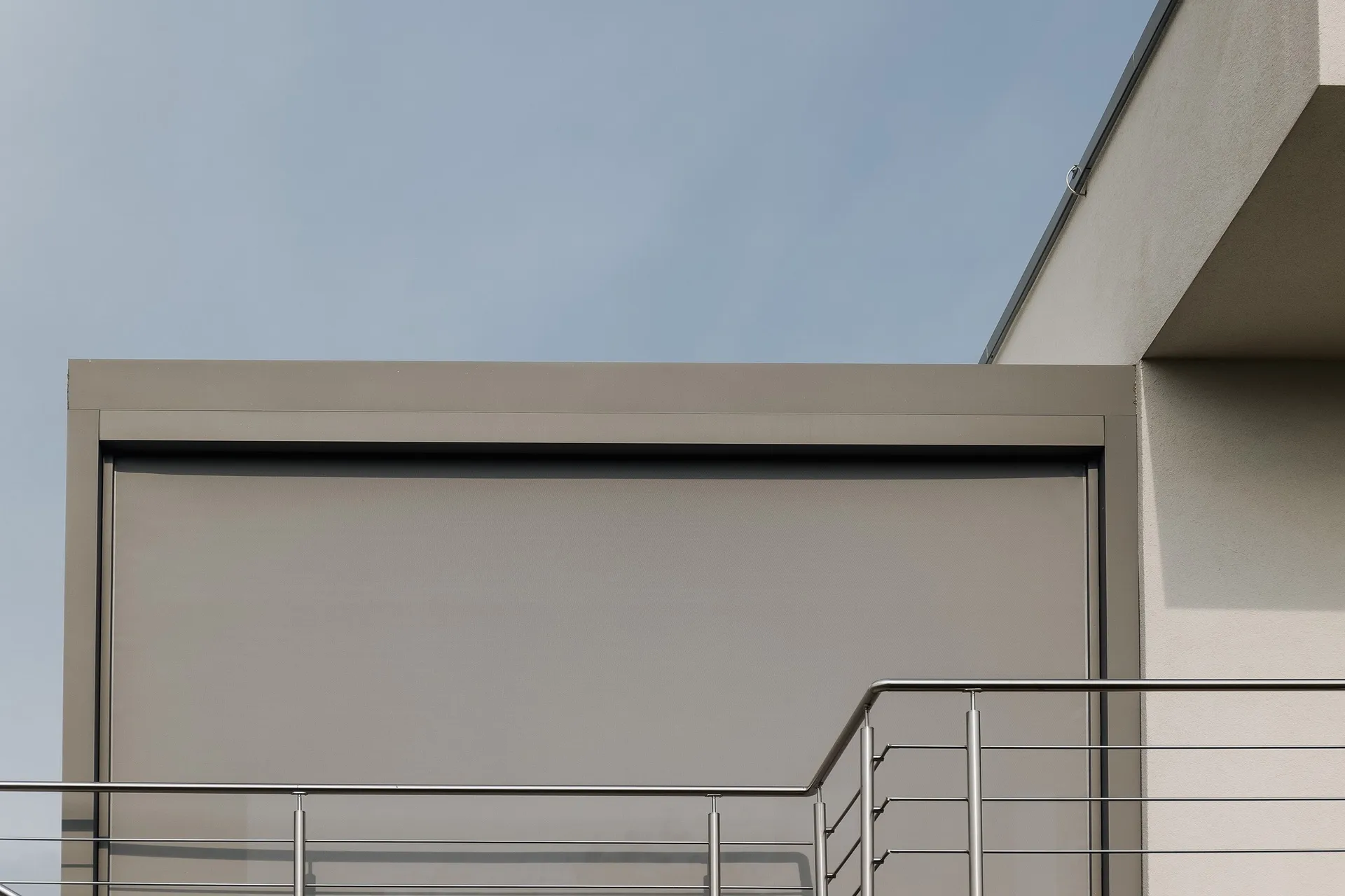 Zipscreenové rolety ZIP100 na rodinnom dome v Nitrianskych Hrnčiarovciach