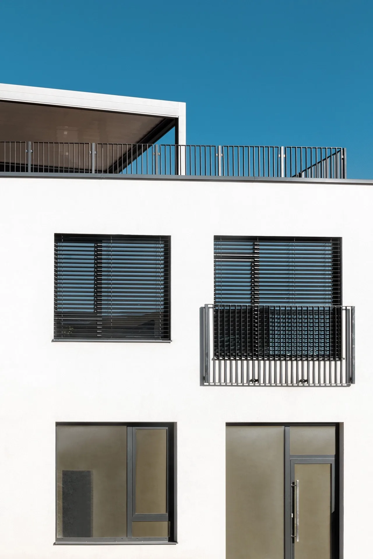 Vonkajšie žalúzie Z90 na bytovom dome v Bratislave