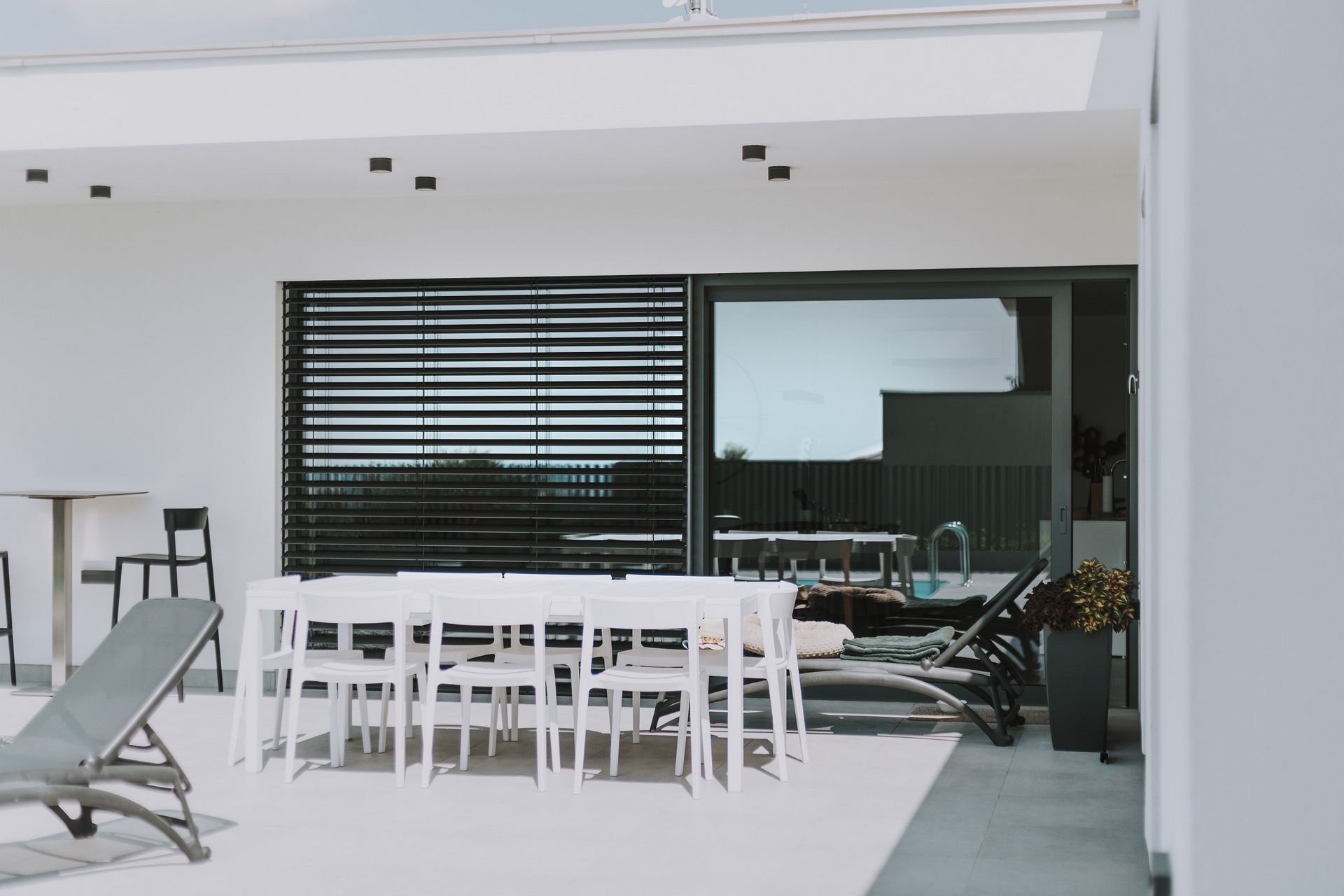 Zipscreenové rolety ZIP100 na rodinnom dome v Nitrianskych Hrnčiarovciach