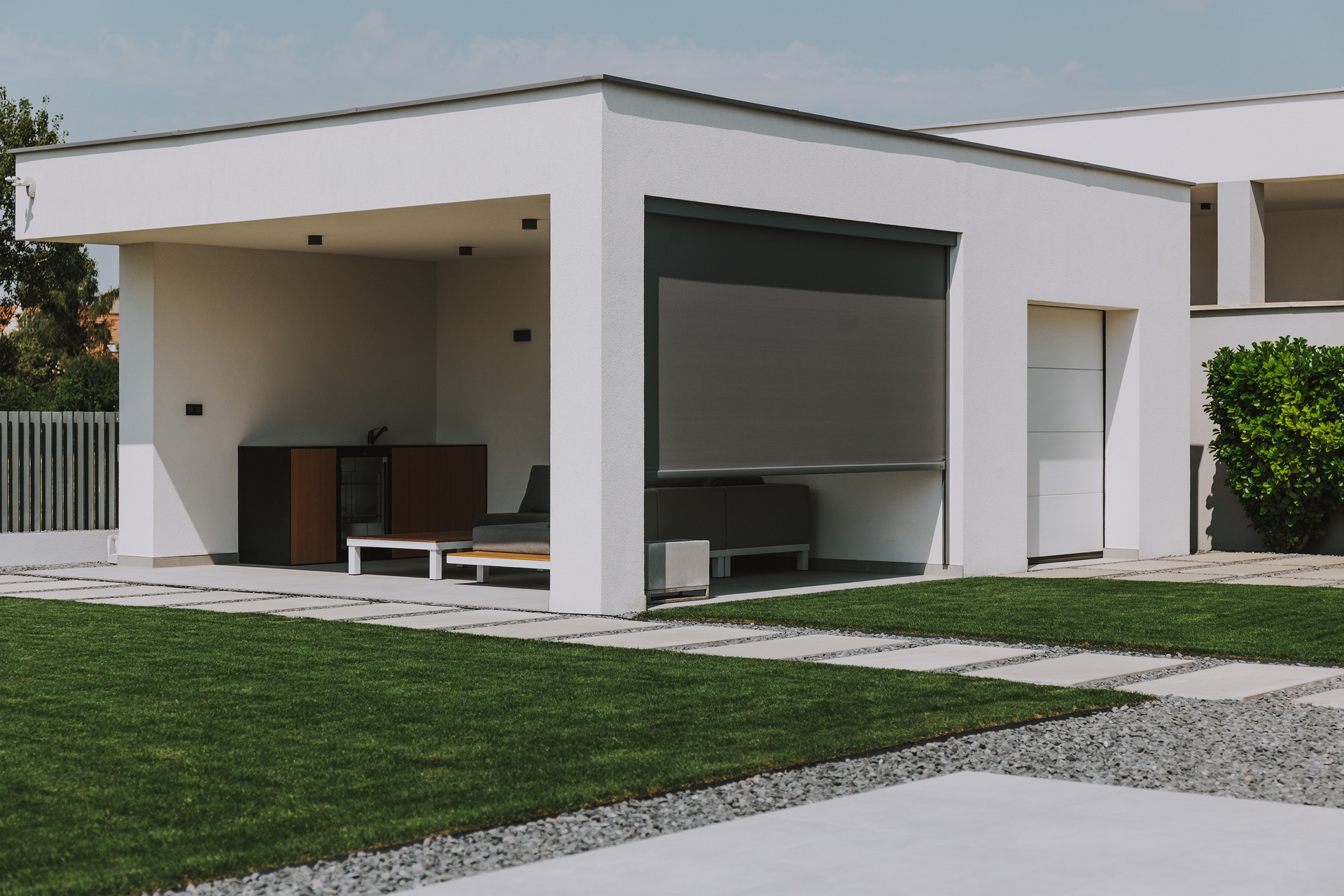 Zipscreenové rolety ZIP100 na rodinnom dome v Nitrianskych Hrnčiarovciach